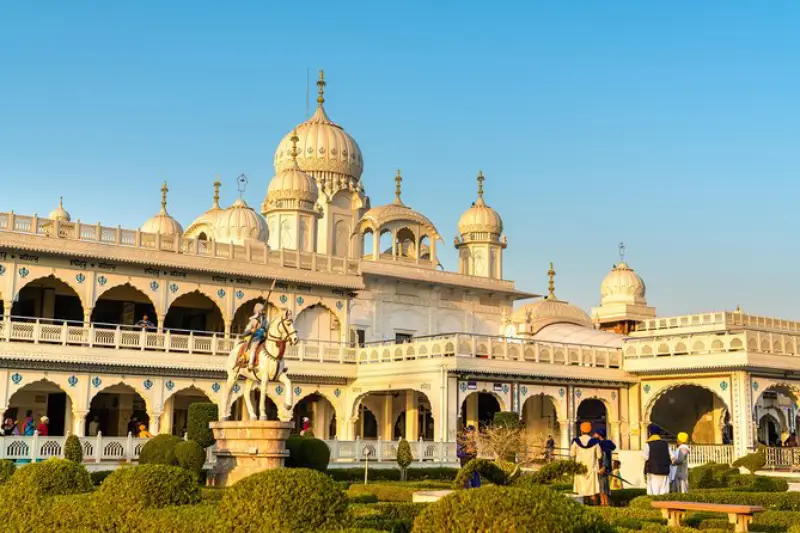 The magnificent white marble architecture of Gurudwara Guru Ka Taal in Agra, a spiritual stop on Travel with Vasco’s India Group Tour and Golden Triangle Tour.
