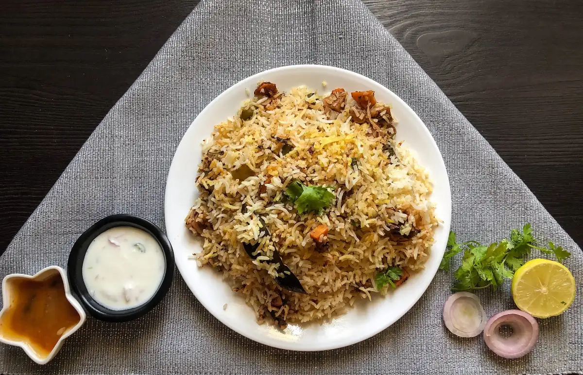 What are some must-try foods in Delhi? 2 Biryani
