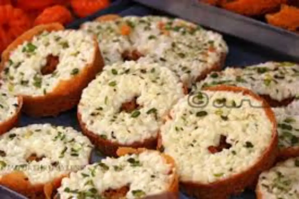 What are the local delicacies I must try in Jaipur? 1 Ghevar