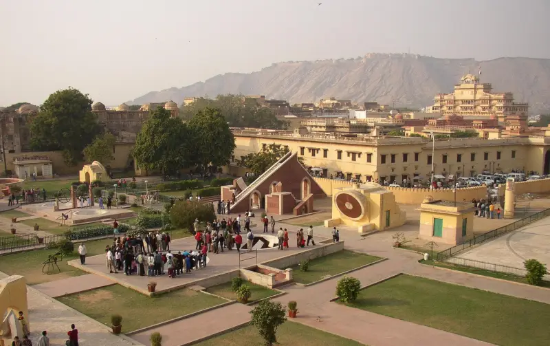 What are the must-visit attractions in Jaipur? 1 Jantar Mantar at Jaipur