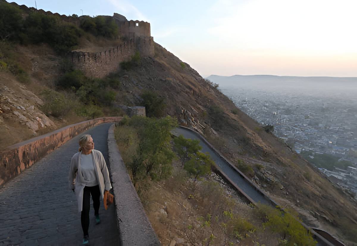 How do I get around in Jaipur? 1 Woman walks up pathway above Jaipur Nahargarh Fort